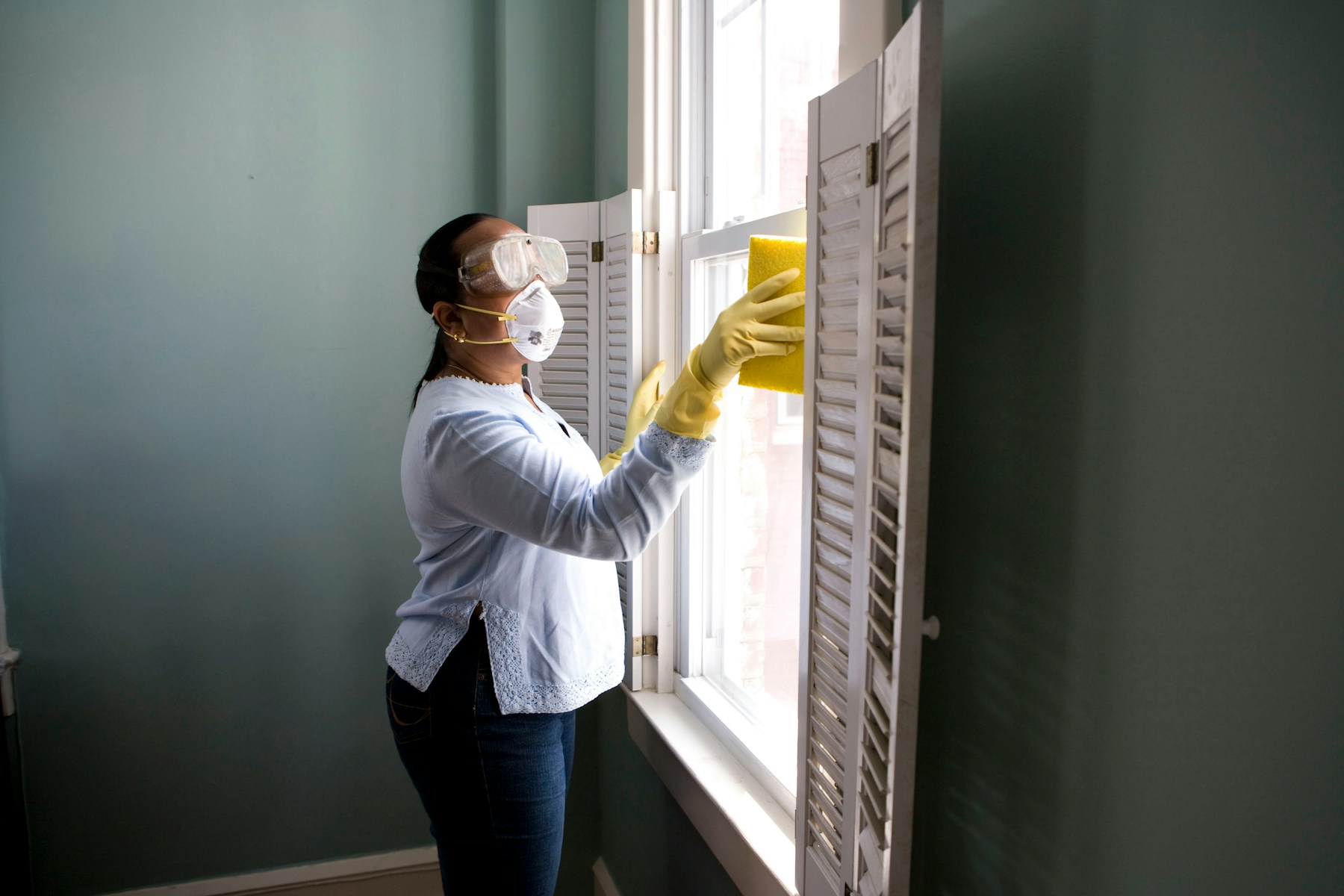 Fensterreinigung in einem Privathaushalt